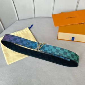 特 寬度：40mm Lv pyrmide Truck L OEiI雙面腰帶 進口面料飾有藍色標誌性圖案 襯托進口柔軟小牛皮底壓格紋 整體相呼應 全新搭扣 締造獨
