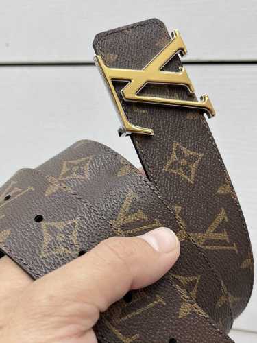 特 Lv Dimension 双面腰带将创意传承与华美街头风范共冶一炉，彰显创意总监 Pharrell Williams 的时尚远见。Monogram 帆布铺陈