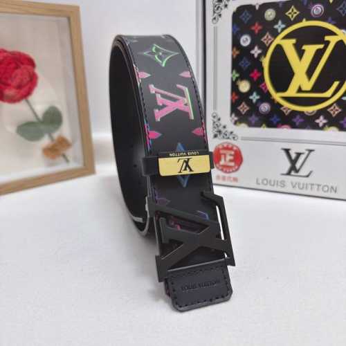 品名：Lv..路易..威登 材质：原单牛皮腰带 百分百头层牛皮腰带保证真皮，24K纯钢扣，专柜原单品质、做工精细，时尚大牌，送人自用首选 包装： 请认准如图专柜