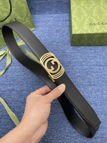 品牌古驰 Gucci 自动特 描述采用高级Gucci Signature真皮精制而成，触感厚实，饰以双G商标带扣。腰带为意大利尺寸，请在购买前参阅腰带尺寸指南.