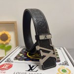 品名：Lv..路易..威登 材质：原单牛皮腰带 百分百头层牛皮腰带保证真皮，24K纯钢扣，专柜原单品质、做工精细，时尚大牌，送人自用首选 包装： 请认准如图专柜