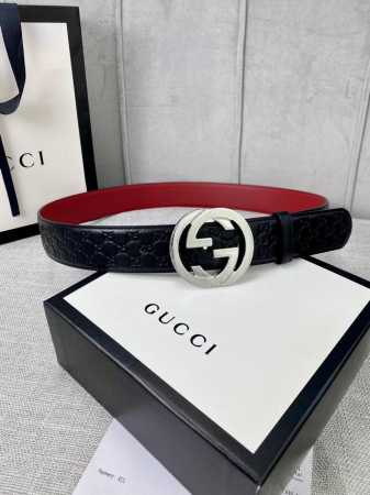 带宽4.0Cm Gucci 互扣式双G腰带，采用热压印技术的Gucci Signature皮革精制而成，巧妙搭配枣红色头层牛皮 触感厚实，印花图案清晰分明。五金 - 点击图像关闭
