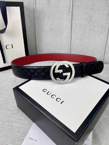 带宽4.0Cm Gucci 互扣式双G腰带，采用热压印技术的Gucci Signature皮革精制而成，巧妙搭配枣红色头层牛皮 触感厚实，印花图案清晰分明。五金