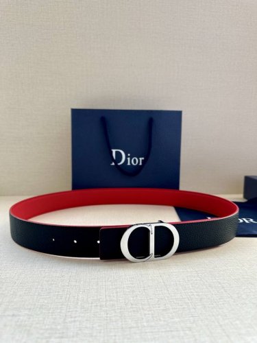 宽度3.5Cm 这款白金色饰面黄铜腰带扣采用“Cd”标志点缀，镌刻有 Dior Oblique 图案，经典元素呈现本季全新风采。设计精巧，可与各式 35 毫米腰