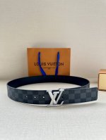 特 男装艺术总监 Virgil Abloh 为本款 Lv Pyramide4.0宽腰带注入摩登姿彩。此个性配饰由标志性 Monogram 帆布制成，采用拉绒饰面