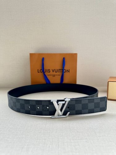 特 男装艺术总监 Virgil Abloh 为本款 Lv Pyramide4.0宽腰带注入摩登姿彩。此个性配饰由标志性 Monogram 帆布制成，采用拉绒饰面