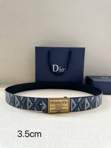 宽度3.5Cm 这款腰带扣是Dior新款单品，延续经典设计，采用“Cd Icon”标志造型，以复古色精心打造。可与各式35毫米腰带搭配，提升格调，打造优雅精致的