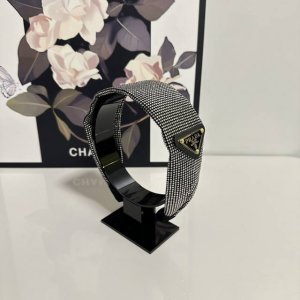 特 配专柜包装 Prada 普拉达 最新高工发箍 小仙女快入手 特殊材质 不嘞头 可盐可甜～