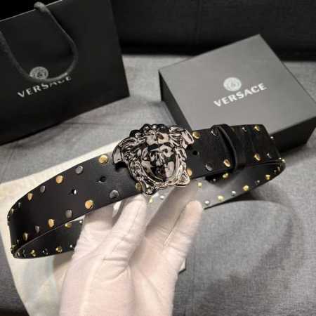 特 范思哲 宽4.0Cm 新款 皮革腰带，以经典 Versace 美杜莎头像装饰，皮带配有闪亮双色五金，增添造型魅力。完美时尚必备单品。 - 点击图像关闭