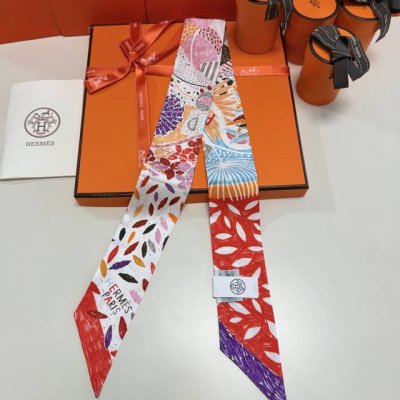 爱马仕Hermes “鸟之王国”小丝巾 Twilly小丝巾 100%桑蚕丝 这款小巧的真丝配饰佩戴方式千变万化，可为您的日常造型增添灵动妙趣 法国制造 设计师皮