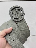 2025早春系列透过现代视角焕新诠释品牌经典元素。这款腰带以牛皮 革匠心打造，巧妙缀饰互扣式双G搭扣，搭配嵌花牛皮革。这款腰带 正面以灰色牛皮革匠心打造，反面则