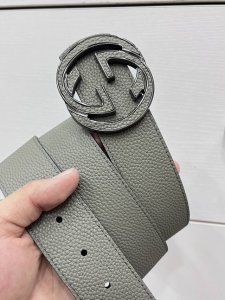 2025早春系列透过现代视角焕新诠释品牌经典元素。这款腰带以牛皮 革匠心打造，巧妙缀饰互扣式双G搭扣，搭配嵌花牛皮革。这款腰带 正面以灰色牛皮革匠心打造，反面则