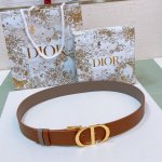 特 3.5Cm D Ior 30 Montaigne *Cd*腰带 饰有*Christian Dior*标志 富有光泽的金色饰面金属细节 两个可拆卸环 小牛皮腰