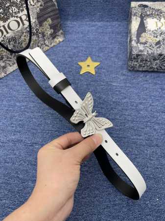 特 迪奥550 2.0Cm 这款 30 Montaigne Avenue 腰带从同名手袋汲取灵感，是二零二三年秋季新品。采用黑色光滑 牛皮革精心制作，质感柔软， - 点击图像关闭