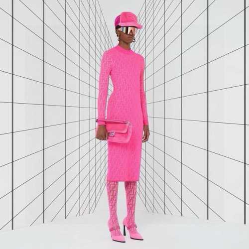 配包装 对版高货 一盒一双 Fendi 双F经典植绒老花字母丝袜 好看到爆炸 ，欧美大牌丝袜一比一高版本制作，可以看得到的工艺！ 潮人秋冬必备单品 ，搭配起来超