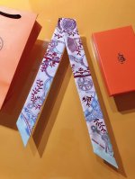 Phms2156 爱马仕 马镫混搭 Twilly小丝巾 一系列源自十八及十九世纪的马镫图案，并带领我们进入了奇妙的旅程：从南美洲到中东，途经法国及西班牙，这是一