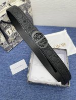 迪奥550 3.5Cm。特 这款 Montaigne Avenue 腰带从同名手袋汲取灵感，采用黑色光滑 牛皮革精心制作，质感柔软，设计优雅，饰以富有光泽的新款