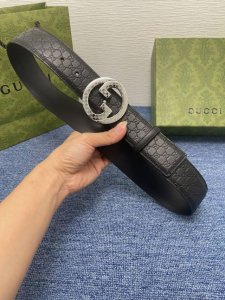 品牌 古驰 Gucci 描述 采用高级Gucci Signature真皮精制而成，触感厚实，饰以双G商标带扣。腰带为意大利尺寸，请在购买前参阅腰带尺寸指南. 原