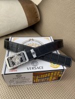 品名：Versace.范思哲 材质：原单牛皮腰带 百分百头层牛皮腰带保证真皮，24K纯钢扣，专柜原单品质、做工精细，时尚大牌，送人自用首选 包装： 请认准如图专