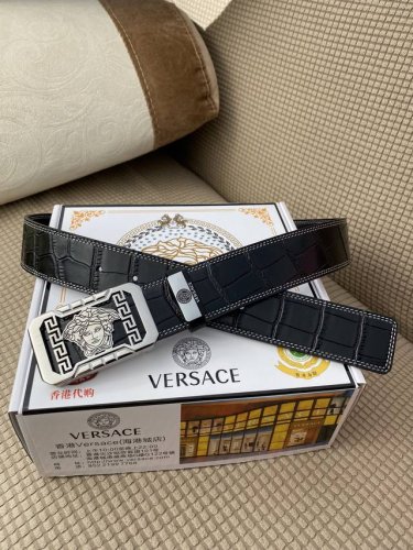 品名：Versace.范思哲 材质：原单牛皮腰带 百分百头层牛皮腰带保证真皮，24K纯钢扣，专柜原单品质、做工精细，时尚大牌，送人自用首选 包装： 请认准如图专