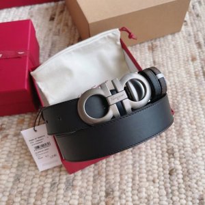 高端版本，配送如图正版礼盒 批 配全套包装 品牌： 菲拉格慕海外原单 扣头材质：精品实心铜扣 带身材质正面：35mm宽度采用双面进口原版皮腰带，真空电镀五金扣头