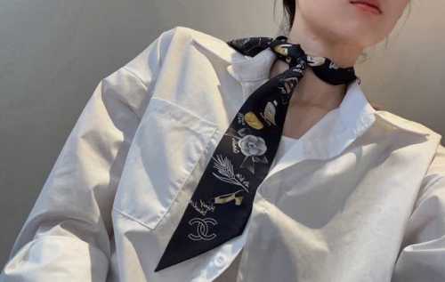 香奈儿 Twilly小丝巾来了，Chanel 名副其实的小可爱， 人手三条闭眼收，我都不拦着 N久都没有见过这么好看的Twilly 真的是真香本香了，凹造型必备
