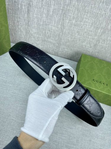 宽度4.0Cm 互扣式双G菱形施洛华镶钻精品钢扣腰带 采用热压印技术的Gucci Signature皮革精制而成 触感厚实 印花图案清晰分明