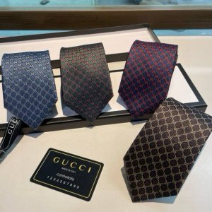 这款真丝领带的装饰图案由几何菱形和品牌创始人 Guccio Gucci 的姓名首字母交织而成。设计结合了不同色调的蓝色元素，呈现出迷人的三维立体效果。