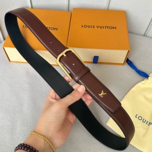 寬度：35Mm 驢家最新品 男士經典頂級休閒腰帶 寬度35毫米 品牌頭層雙面小牛皮底 全新開模精品針扣設計 尾部有相同五金品牌字樣 與腰帶相呼應！多色選