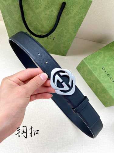 皮带宽度3.8Cmgucci在春夏系列，品牌标志性的双G菱形钢扣标识经重新诠释后，以光彩夺目的金色调呈现在这款男士黑色光面皮革腰带上。