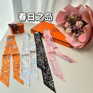 爱马仕,春日之岛,斜纹真丝 100%桑蚕丝 。这款H必备配饰可以多种方式佩戴，与任何服饰皆搭配得宜。无论系绕颈间，或作为腰带、束发带及头巾佩戴，皆赏心悦目。