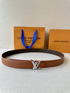3.0宽 Lv Flowergram 双面腰带选用 Monogram 帆布和 Monogram 压纹皮革演绎两式风尚 新款柔美搭扣致意 可为各式造型注入典雅风采