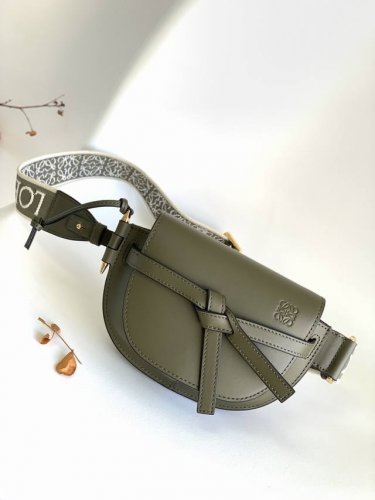 Lw 全新Mini Gate到货 罗家新版Logo绣花编织宽肩带马鞍包包身采用柔软牛皮革精制而成可拆卸肩带*单肩、斜挎、腰包、胸口悬挂*磁扣吸合设计，细腻平面牛