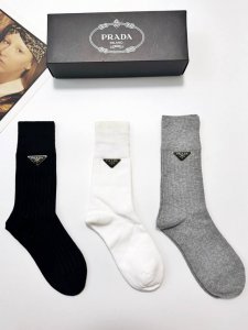 配包装 DDD 一盒3 双 DDD Prada 普拉达 经典字母Logo纯棉中筒袜 DDD Ins爆款！专柜在售Ing 好看到爆炸 ！超高品质！经典不过时！潮人