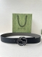 Gucci 宽度4.0Cm 早春系列透过现代视角焕新诠释品牌经典元素。这款腰带以牛皮革匠心打造，巧妙缀饰互扣式双G搭扣，搭配嵌花牛皮革。这款腰带正面以灰色牛皮革