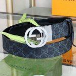 Gucci双G带扣双面腰带 这款双面皮革腰带巧妙融合Gg Supreme帆布与黑色皮革材质，演绎历久弥新的实用设计理念。富有辨识度的双G配件再现典藏搭配，诠释当