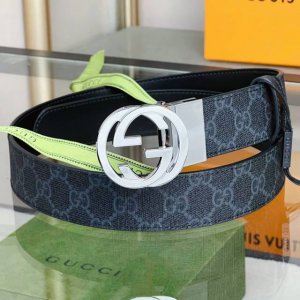 Gucci双G带扣双面腰带 这款双面皮革腰带巧妙融合Gg Supreme帆布与黑色皮革材质，演绎历久弥新的实用设计理念。富有辨识度的双G配件再现典藏搭配，诠释当