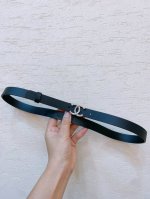 Chanel Cc雕刻工艺Logo扣 小牛皮腰带 手感柔软 2.0Cm、扣子小巧 一改往日粗旷浮夸的大Logo腰带风格 必入单品