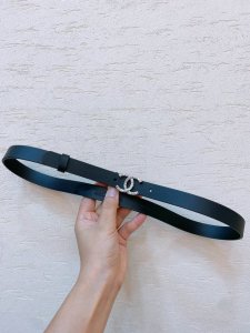 Chanel Cc雕刻工艺Logo扣 小牛皮腰带 手感柔软 2.0Cm、扣子小巧 一改往日粗旷浮夸的大Logo腰带风格 必入单品