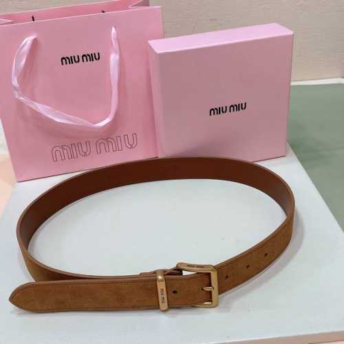 特 Miumiu 23 金属搭扣. 腰带环饰有激光雕刻徽标，这款皮革腰带设计简约而优雅 ，腰带伴环以Miu Miu徽标 进口牛皮腰带 3.5Cm