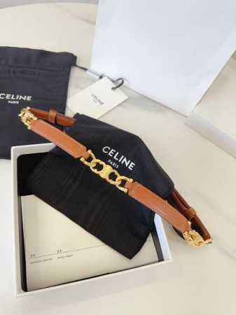特 赛琳、Taurillon 中腰 金色饰面金属件 钩扣 每个中央方形金属件上均镌刻Celine Paris标识。 可调节均码腰带，配滑扣。 - 点击图像关闭