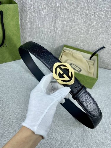 宽度4.0Cm 搭配原版皮带扣 、腰带以采用热压印技术的gucci Signature皮革精制而成，触感厚实，印花图案清晰分明带身点孔细节，反射gucci Si