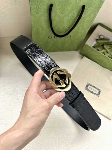 特 宽度4.0Cm 标志性Gg图案采用穿孔工艺制作，为这款黑色皮革腰带增添精致质感。闪亮钯金色调金属双G造型配件灵感源自对品牌别具意义的70年代的典藏设计。 黑