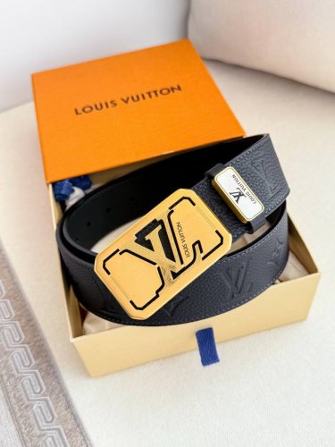 品名： Lv..路易..威登腰带皮带原单 型号：挂扣，经典纯钢材质挂扣，头层牛皮，图片实物拍摄 材料：头层牛皮，挂扣系列，纯钢材质扣头，钯镀电镀工艺永不掉色。原