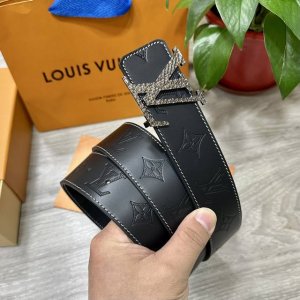 Lv.路易威登 宽40Mm双面原版小牛皮 搭配单钌钯电镀扣 完美的手感.油边 出众的设计.风格 高贵奢华 时尚大方 高清实拍 货真价实 品质保证 双面用