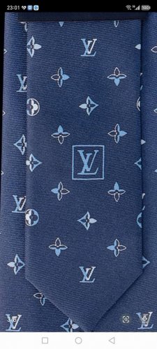 专柜同歩精致的小Logo提花，低调奢华大气的配色，这款领带将Lv标志性的Damier图案以同色调手法演绎的更显雅致风范。让男士可以充分展示自己个性。100%顶级