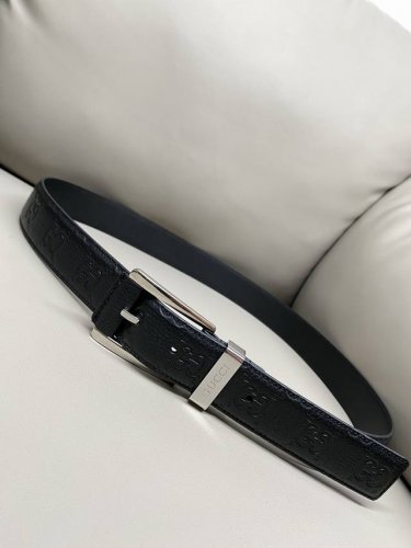 -Gucci 3.5Cm针扣饰方形搭扣Gg印花压纹腰带 中性色调精致牛皮革与方形搭扣完美合璧，不经意间散发商务正装风范。这款宽版腰带精选Gg粒面牛皮革制作，方形