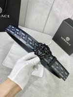 特P200 宽度4.0 Cm Versace（范思哲）此款经典的Versace腰带由柔软的小牛皮制成，饰有La Greca印花，并配有3D美杜莎腰带扣。