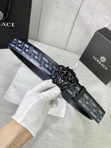 特P200 宽度4.0 Cm Versace（范思哲）此款经典的Versace腰带由柔软的小牛皮制成，饰有La Greca印花，并配有3D美杜莎腰带扣。