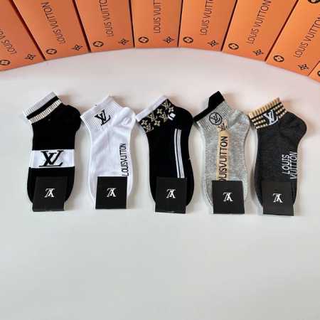 特 配专柜包装 Lv 路易威登 新款中短款堆堆袜袜子！一盒五双，专柜同步筒袜袜子，大牌出街，潮人必备超好搭 - 点击图像关闭